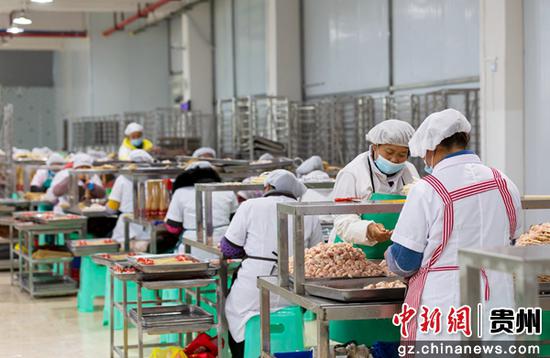 贵州省毕节市黔西县钟山镇中益食品有限公司扶贫车间，村民在加工串签肉供应市场。