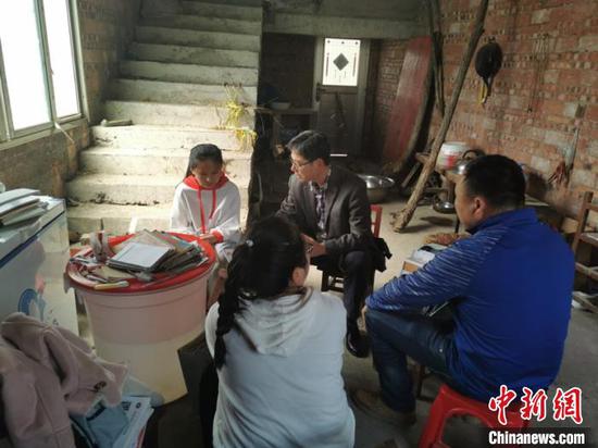 刘世烽副校长到学生家中家访、现场解惑。南沙区政府 供图