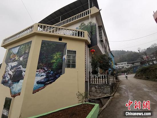 脱贫后的高峰村。中新网记者 宋宇晟 摄 脱贫后的高峰村。中新网记者 宋宇晟 摄