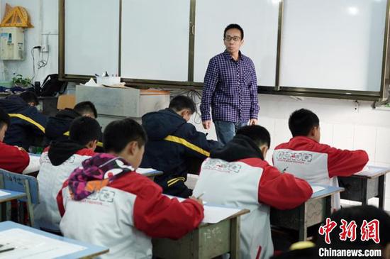 来自南沙区的老师在惠水县四中支教。南沙区政府 供图 来自南沙区的老师在惠水县四中支教。南沙区政府 供图