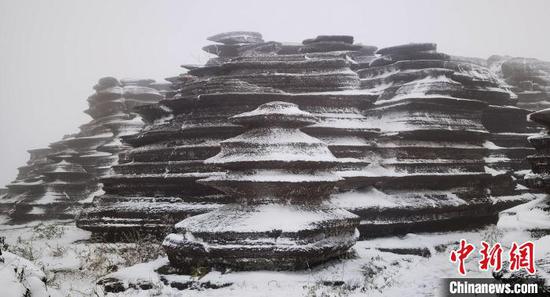 12月3日在松桃苗族自治县盘石镇红石林景区拍摄的雪景。 龙元彬 摄