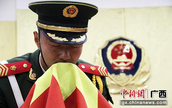 深情亲吻国旗。 深情亲吻国旗。