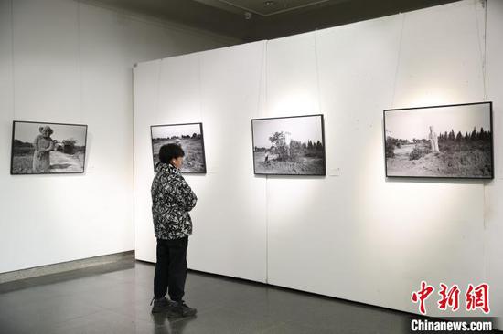 图为参观者在观看展出的作品。 瞿宏伦 摄
