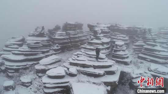 12月3日在松桃苗族自治县盘石镇红石林景区拍摄的雪景。 龙元彬 摄