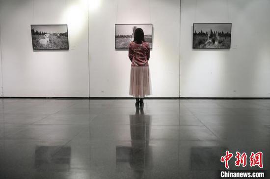 图为参观者在观看展出的作品。 瞿宏伦 摄