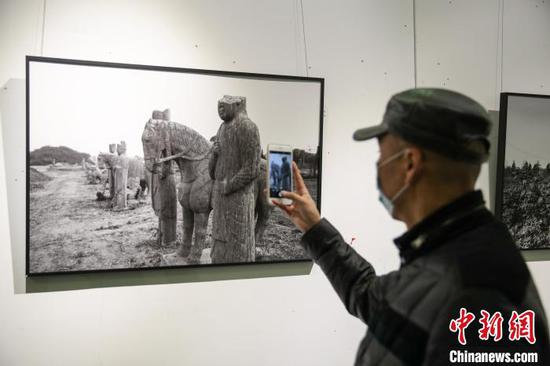 图为参观者在拍摄展出的作品。 瞿宏伦 摄