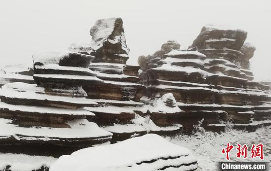 12月3日在松桃苗族自治县盘石镇红石林景区拍摄的雪景。 龙元彬 摄
