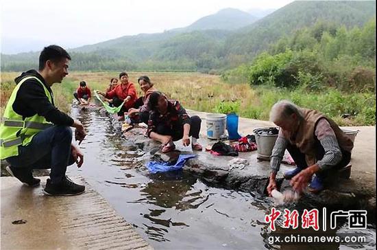 图为妇女在新建洗衣池洗衣。向国华 摄 图为妇女在新建洗衣池洗衣。向国华 摄