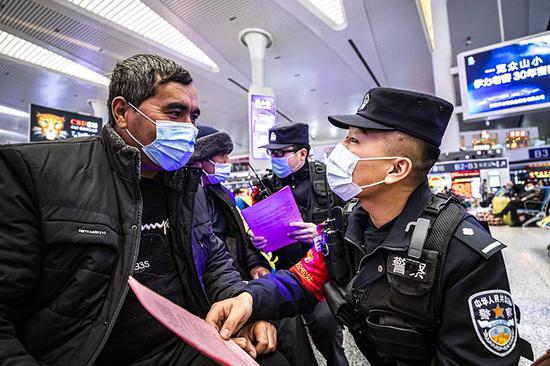 “國家憲法日”鐵警走進候車廳