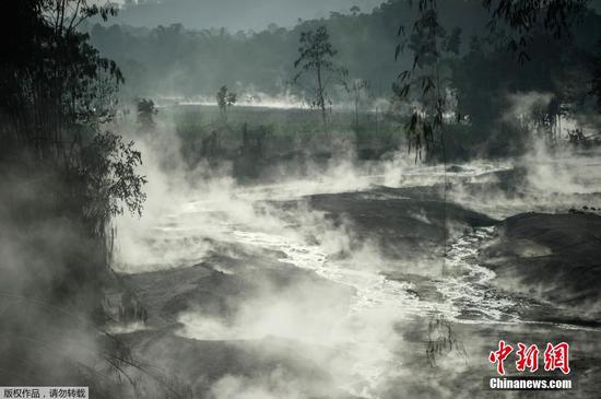当地时间12月2日，印尼东爪哇省Lumajang塞梅鲁火山喷发后，熔岩流覆盖地表，蒸汽升腾。据悉，塞梅鲁火山是印尼人口最稠密的爪哇岛最高的火山。灼热的火山灰于12月1日一早，沿塞梅鲁火山倾泻而下，最远达到3000米外，引发村民恐慌。从天而降的火山灰与硫磺笼罩山坡上数座村庄。