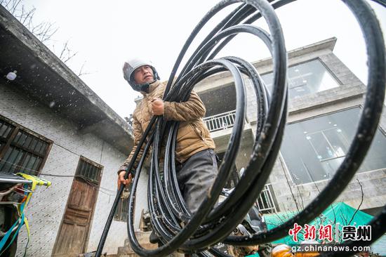 朱文洪在贵州省毕节市威宁彝族回族苗族自治县云贵乡仙水村整理水管。