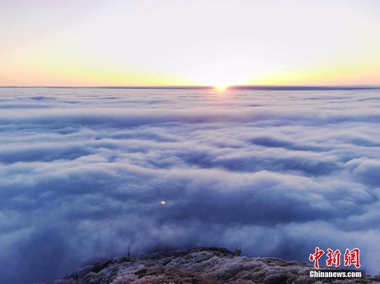 梵净山形成云雾翻滚的云海景观，壮美如画。 李鹤 摄