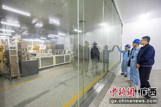 供电服务人员主动上门服务,走进神冠肠衣公司生产车间,了解企业生产用电需求,为企业提供更优质服务。何华文 摄 供电服务人员主动上门服务,走进神冠肠衣公司生产车间,了解企业生产用电需求,为企业提供更优质服务。何华文 摄