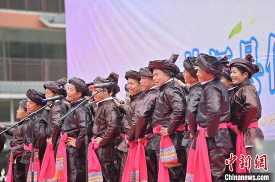贵州省从江县一支侗歌队在参加比赛。　吴德军 摄