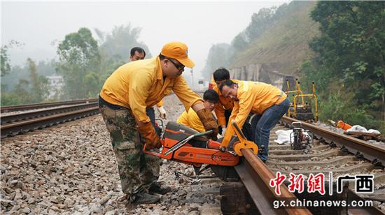 玉林工务段职工在线路上进行锯轨作业。谭育俊 摄 玉林工务段职工在线路上进行锯轨作业。谭育俊 摄