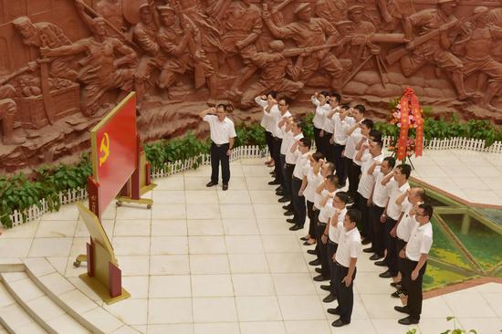 组织干部党员参加红色教育,提高政治素养。易欢 摄 组织干部党员参加红色教育,提高政治素养。易欢 摄