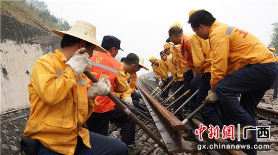 玉林工务段职工在奋力更换线路上的伤损钢轨。谭育俊 摄