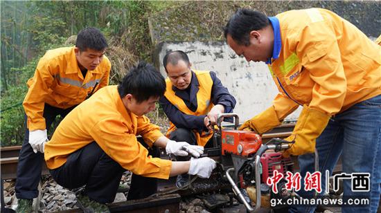 玉林工务段职工在线路上焊接钢轨，消除断轨隐患。谭育俊 摄
