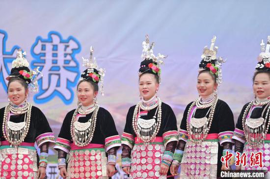 贵州省从江县一支侗歌队在参加比赛。　吴德军 摄