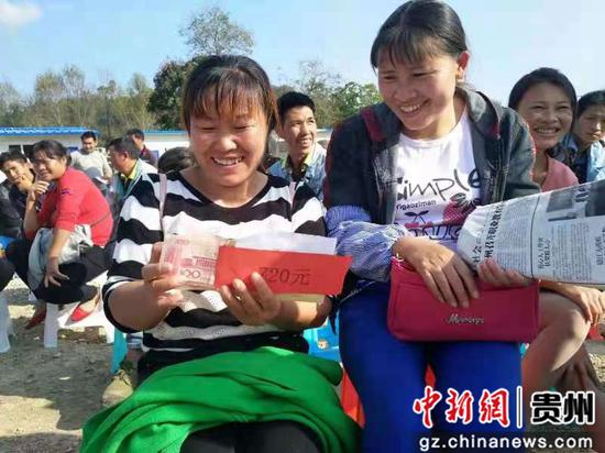 村民领到的分红。 韦健供图 村民领到的分红。 韦健供图
