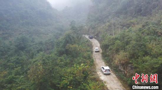 汽车开行在经过硬底化后的大寨村冗吕组出山公路上。南沙区政府 供图