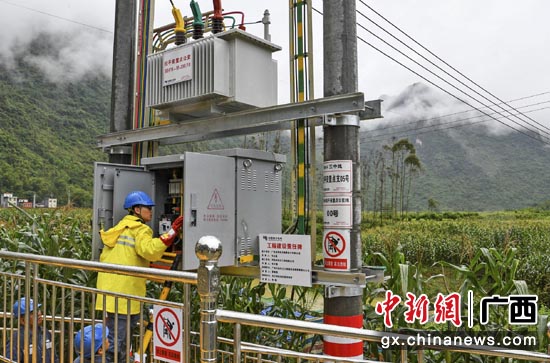 东兰智能电网项目通过采集大数据深入分析,结合新技术运用,有效提高了供电可靠性。马华斌 摄 东兰智能电网项目通过采集大数据深入分析,结合新技术运用,有效提高了供电可靠性。马华斌 摄