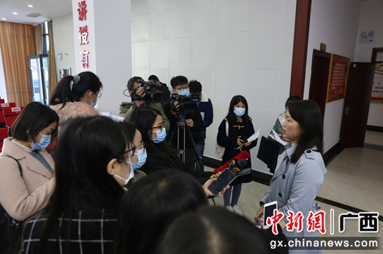 图为媒体在发布会现场采访 记者 林浩 摄
