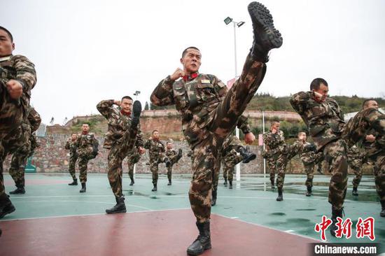 图为参训新兵在进行“擒敌拳”训练。 瞿宏伦 摄 图为参训新兵在进行“擒敌拳”训练。 瞿宏伦 摄