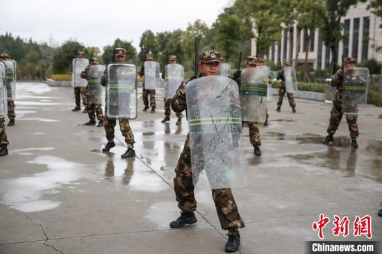 图为参训新兵在进行“警棍盾牌”训练。 瞿宏伦 摄 图为参训新兵在进行“警棍盾牌”训练。 瞿宏伦 摄