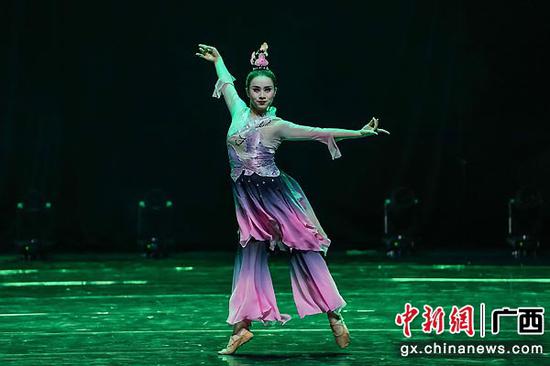 图为广西师范大学的殷洁表演舞蹈《爱莲说》。　陈冠言 摄
