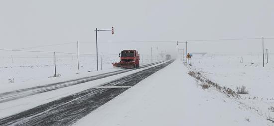 阿勒泰公路管理分局搶險隊齊心協力迎接突如其來降溫降雪天氣