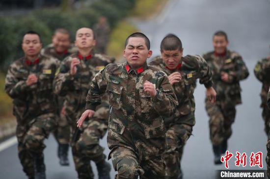 图为参训新兵在进行百米冲刺训练。 瞿宏伦 摄 图为参训新兵在进行百米冲刺训练。 瞿宏伦 摄