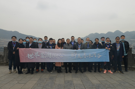 全国百家媒体采访团在阳雀岩合影 全国百家媒体采访团在阳雀岩合影
