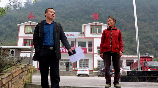 赵鸿飞向村民介绍习酒公司对永胜村的就业帮扶政策 赵鸿飞向村民介绍习酒公司对永胜村的就业帮扶政策