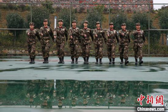 图为参训新兵在进行队列训练。 瞿宏伦 摄 图为参训新兵在进行队列训练。 瞿宏伦 摄
