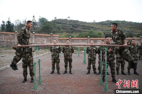 图为参训新兵在进行双杠训练。 瞿宏伦 摄 图为参训新兵在进行双杠训练。 瞿宏伦 摄