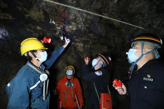 新疆阿勒泰:民警變身安全員和宣傳員