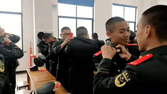 武警衢州支队新兵授衔：“两肩空”到“一道拐”