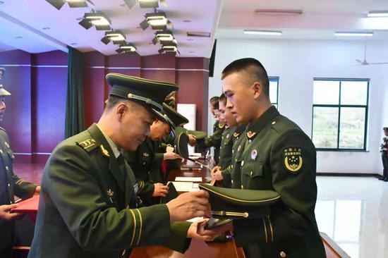 武警衢州支队新兵授衔：“两肩空”到“一道拐”