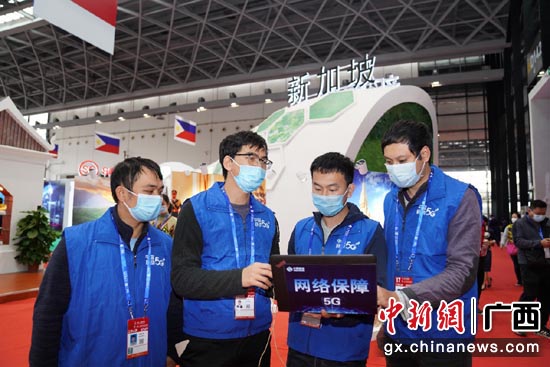 广西移动通信保障人员正在展馆现场监测NB-IoT网络运行情况,确保NB空气消毒机运行正常。申蓓 摄 广西移动通信保障人员正在展馆现场监测NB-IoT网络运行情况,确保NB空气消毒机运行正常。申蓓 摄