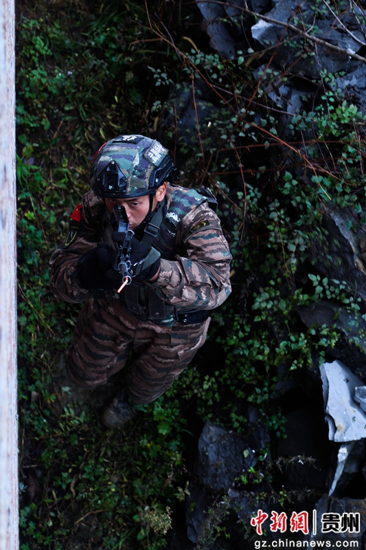 一场堪比大片的武警楼房反劫持训练在细雨蒙蒙的贵州乌蒙大山中悄然打响