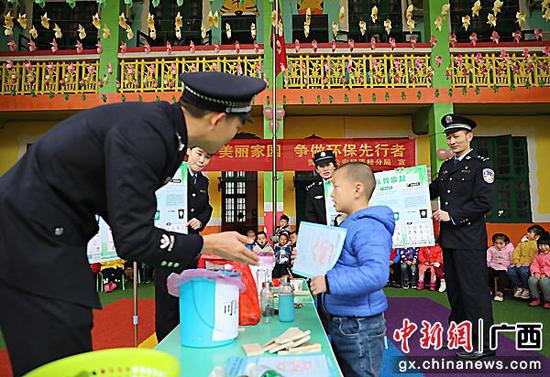 图为现场模拟投递“垃圾”。 甘勇 摄 图为现场模拟投递“垃圾”。 甘勇 摄