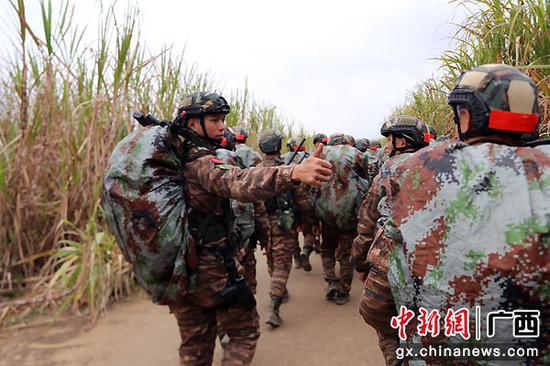 图为搜索射击后点赞队友。