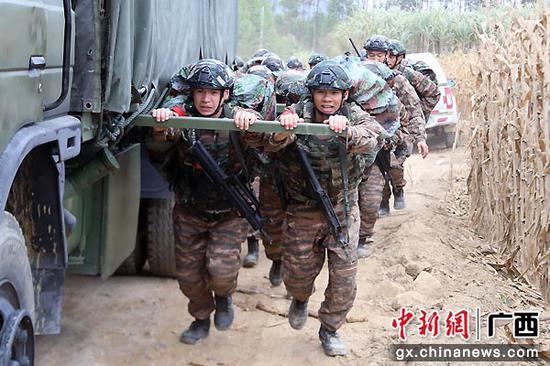 图为推车上坡。