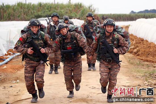 图为3五公里武装越野。