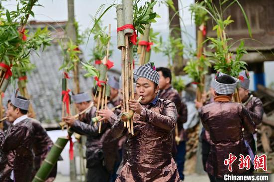 12月15日，贵州省从江县丙妹镇大塘村苗族同胞在吹奏芦笙。　吴德军 摄