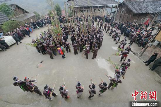 12月15日，贵州省从江县丙妹镇大塘村苗族同胞在吹芦笙采堂。　吴德军　摄