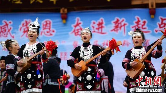 在广西桂林市龙胜各族自治县乐江镇江口村,侗族同胞在演唱琵琶歌