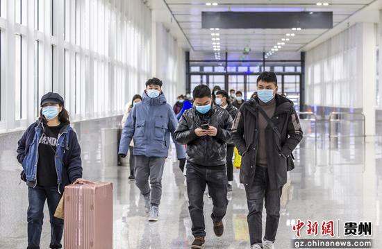 2020年12月15日,黔西县高铁站上车的旅客通过月台廊桥。