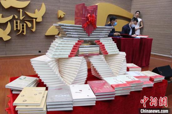 劉亮程巫新華主編《絲綢之路文化叢書》在新疆首發